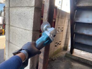 府中市で鉄骨階段の雨漏り予防のための塗装工事　ケレン作業